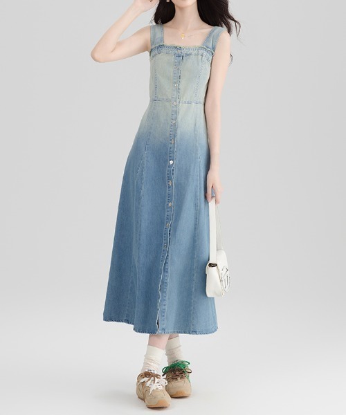 AMAJI（アマジ）の「デニムキャミソールワンピース　グラデーション　Aライン　ロング丈（ワンピース・レディース・ブルー・SMALL/MEDIUM/LARGE）」の4枚目の写真