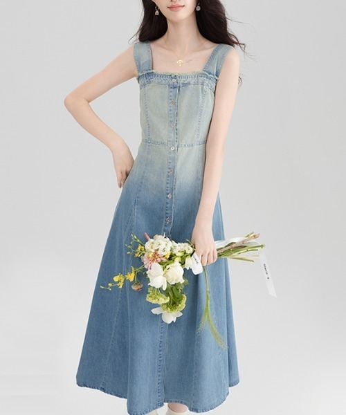 AMAJI（アマジ）の「デニムキャミソールワンピース　グラデーション　Aライン　ロング丈（ワンピース・レディース・ブルー・SMALL/MEDIUM/LARGE）」の5枚目の写真