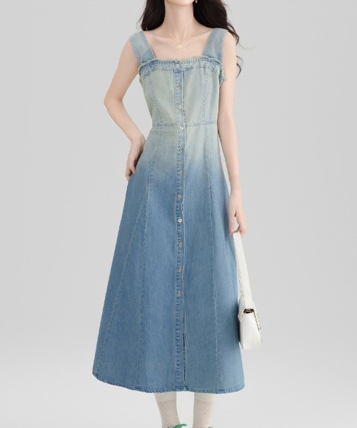 AMAJI（アマジ）の「デニムキャミソールワンピース　グラデーション　Aライン　ロング丈（ワンピース・レディース・ブルー・SMALL/MEDIUM/LARGE）」の6枚目の写真