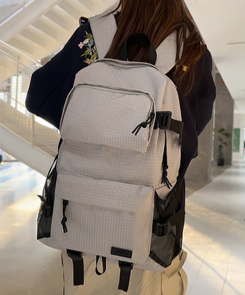 Teem Store(チームストア)の「【大容量/A4対応】【通学/通勤】撥水加工フロントポケット付きバックパック 無地 アーガイル(バックパック/リュック・レディース・ブラック/ブラック系1/グレー系1・F)」の10枚目の写真