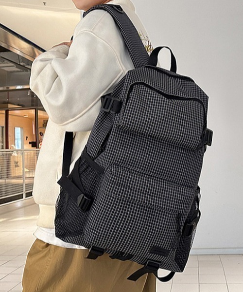 Teem Store(チームストア)の「【大容量/A4対応】【通学/通勤】撥水加工フロントポケット付きバックパック 無地 アーガイル(バックパック/リュック・レディース・ブラック/ブラック系1/グレー系1・F)」の7枚目の写真