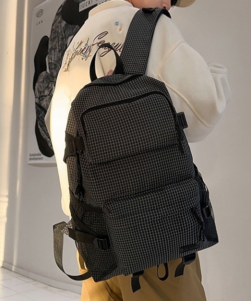Teem Store(チームストア)の「【大容量/A4対応】【通学/通勤】撥水加工フロントポケット付きバックパック 無地 アーガイル(バックパック/リュック・レディース・ブラック/ブラック系1/グレー系1・F)」の8枚目の写真