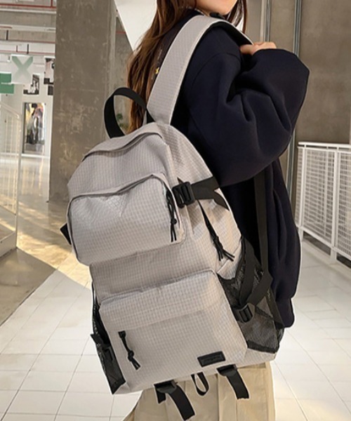 Teem Store(チームストア)の「【大容量/A4対応】【通学/通勤】撥水加工フロントポケット付きバックパック 無地 アーガイル(バックパック/リュック・レディース・ブラック/ブラック系1/グレー系1・F)」の13枚目の写真