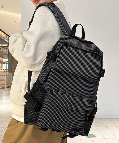 Teem Store(チームストア)の「【大容量/A4対応】【通学/通勤】撥水加工フロントポケット付きバックパック 無地 アーガイル(バックパック/リュック・レディース・ブラック/ブラック系1/グレー系1・F)」の9枚目の写真