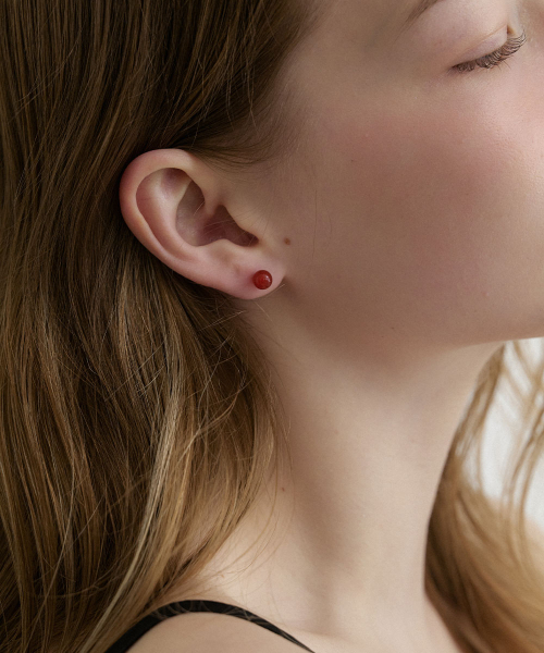 HALDEN(ハルデン)の「simple red onyx earrings (E069_0.6mm)(ピアス(両耳用)・レディース・その他・FREE)」の1枚目の写真