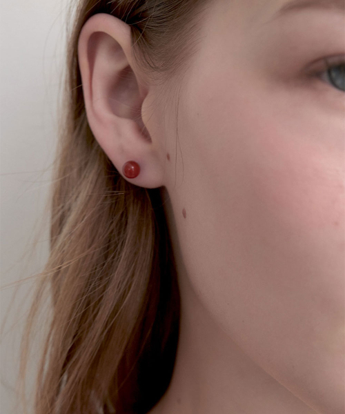 HALDEN(ハルデン)の「simple red onyx earrings (E069_0.6mm)(ピアス(両耳用)・レディース・その他・FREE)」の2枚目の写真