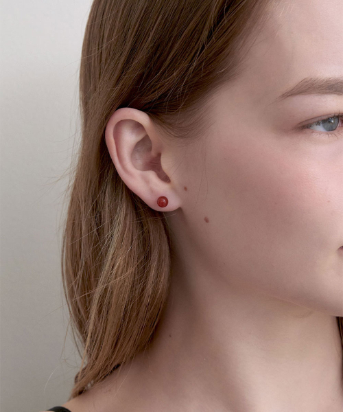 HALDEN(ハルデン)の「simple red onyx earrings (E069_0.6mm)(ピアス(両耳用)・レディース・その他・FREE)」の3枚目の写真