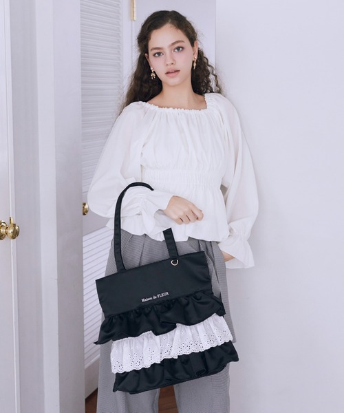 Maison de FLEUR(メゾンドフルール)の「サテンフロントフリルスクエアトートバッグ(トートバッグ・レディース・ブラック系その他/ブラック/ライトピンク・FREE)」の5枚目の写真