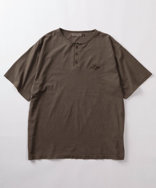 SlashDate(スラッシュデイト)の「【84】ピグメント加工 クロスワンポイント刺繍 ヘンリーネック Tシャツ/メンズ/レディース/ユニセックス(Tシャツ/カットソー・メンズ・ブラウン/グレイッシュベージュ/ブラック・L/M)」の9枚目の写真