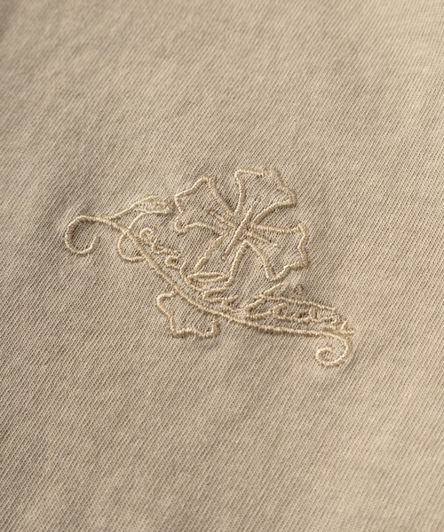 SlashDate(スラッシュデイト)の「【84】ピグメント加工 クロスワンポイント刺繍 ヘンリーネック Tシャツ/メンズ/レディース/ユニセックス(Tシャツ/カットソー・メンズ・ブラウン/グレイッシュベージュ/ブラック・L/M)」の4枚目の写真
