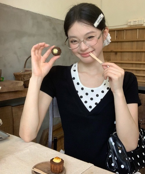 Alvia(アルビア)の「ドット切替ホルタートップス|重ね着風デザイン(Tシャツ/カットソー・レディース・ブラック・M)」の11枚目の写真