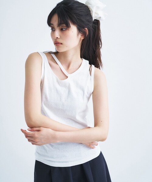 CODE A(コードエー)の「IRONING|cut out tank top(タンクトップ・レディース・ホワイト/ダークグレー・00)」の1枚目の写真