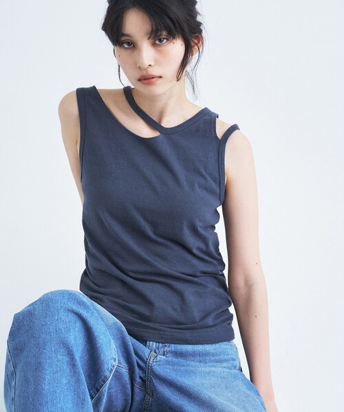CODE A(コードエー)の「IRONING|cut out tank top(タンクトップ・レディース・ホワイト/ダークグレー・00)」の2枚目の写真