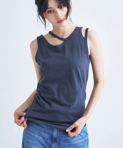 CODE A(コードエー)の「IRONING|cut out tank top(タンクトップ・レディース・ホワイト/ダークグレー・00)」の3枚目の写真