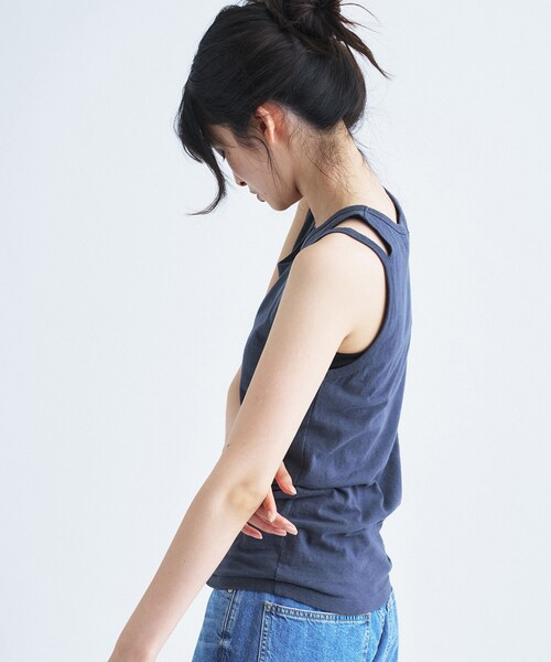 CODE A(コードエー)の「IRONING|cut out tank top(タンクトップ・レディース・ホワイト/ダークグレー・00)」の4枚目の写真