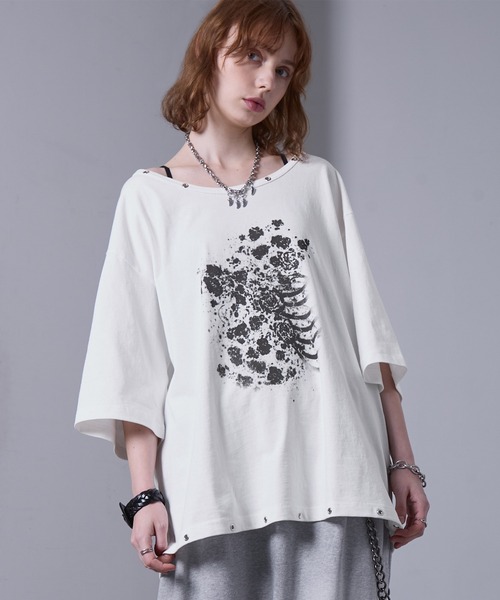 Футболка с графикой и люверсами — eyelet design graphic t‑shirt [черный коларов]