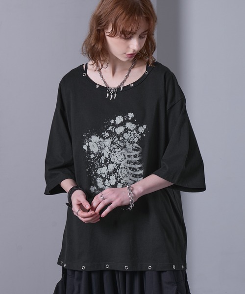 EMMA CLOTHES(エマクローズ)の「eyelet design graphic t-shirt /ハトメデザイングラフィックTシャツ【黒色コラボ】(Tシャツ/カットソー・メンズ・ホワイト/ブラック・S/M)」の3枚目の写真