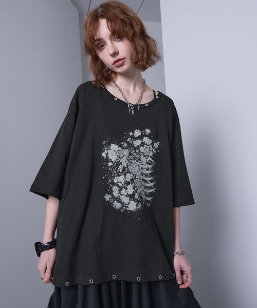 EMMA CLOTHES(エマクローズ)の「eyelet design graphic t-shirt /ハトメデザイングラフィックTシャツ【黒色コラボ】(Tシャツ/カットソー・メンズ・ホワイト/ブラック・S/M)」の4枚目の写真