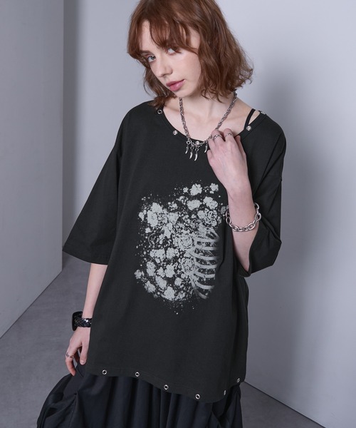 EMMA CLOTHES(エマクローズ)の「eyelet design graphic t-shirt /ハトメデザイングラフィックTシャツ【黒色コラボ】(Tシャツ/カットソー・メンズ・ホワイト/ブラック・S/M)」の5枚目の写真