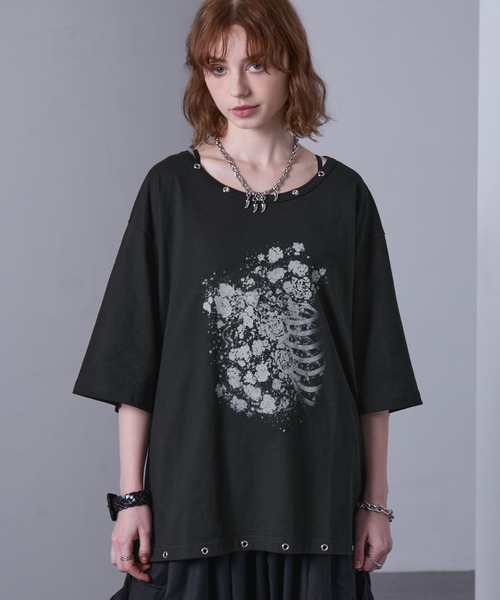 EMMA CLOTHES(エマクローズ)の「eyelet design graphic t-shirt /ハトメデザイングラフィックTシャツ【黒色コラボ】(Tシャツ/カットソー・メンズ・ホワイト/ブラック・S/M)」の6枚目の写真