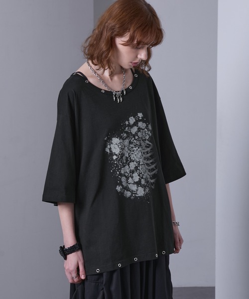 EMMA CLOTHES(エマクローズ)の「eyelet design graphic t-shirt /ハトメデザイングラフィックTシャツ【黒色コラボ】(Tシャツ/カットソー・メンズ・ホワイト/ブラック・S/M)」の9枚目の写真