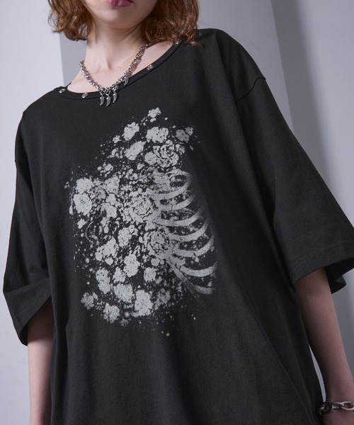 EMMA CLOTHES(エマクローズ)の「eyelet design graphic t-shirt /ハトメデザイングラフィックTシャツ【黒色コラボ】(Tシャツ/カットソー・メンズ・ホワイト/ブラック・S/M)」の16枚目の写真