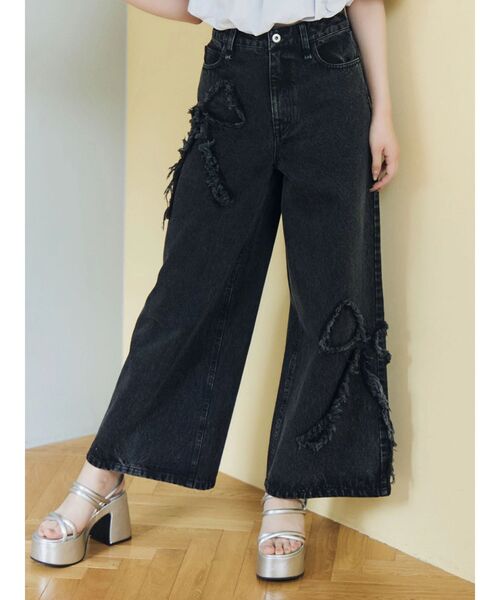 CALNAMUR(カルナムール)の「フリンジリボンデニムパンツ(デニムパンツ・レディース・ブルー/ブラック・MEDIUM/SMALL)」の1枚目の写真