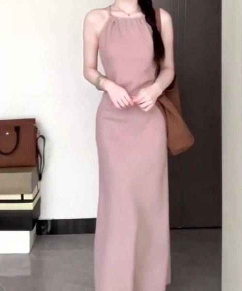 AMAJI(アマジ)の「ホルターネック キャミソール スリム ロングワンピース(ワンピース・レディース・ライトピンク・SMALL/MEDIUM/LARGE/X-LARGE)」の2枚目の写真