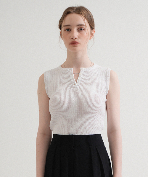 VLETI（ブレッティ）の「Round Button Knit Sleeveless (White)（ニット/セーター・レディース・ホワイト・FREE）」の2枚目の写真