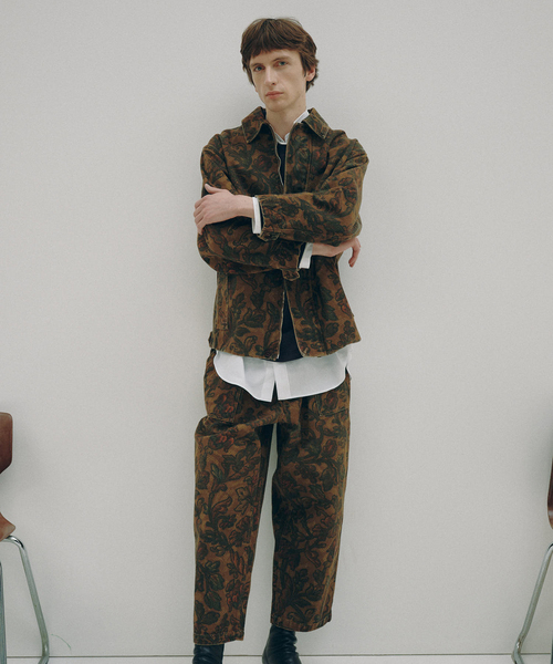 EDIFICE(エディフィス)の「Hedie.+ Flower Baker Pants(チノパンツ・メンズ・キャメル・2/3)」の2枚目の写真