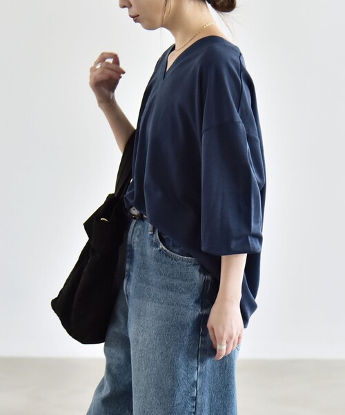 quaranciel(カランシエル)の「〈洗濯機可能〉シアー ダンボール ボタン Vネック ルーズ プルオーバー(Tシャツ/カットソー・レディース・ナチュラル/ネイビー/ブラウン・ONE SIZE)」の4枚目の写真
