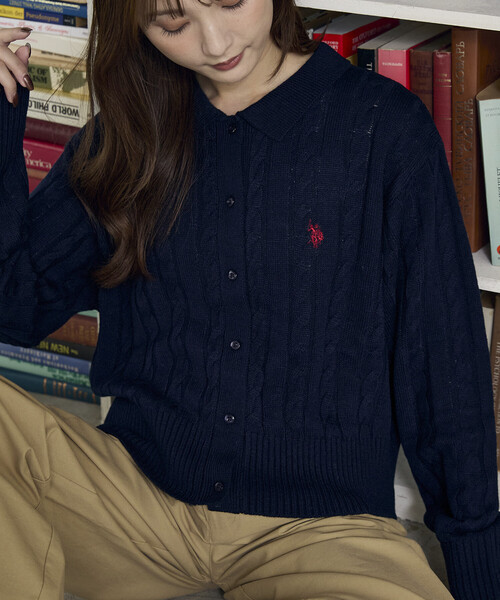 U.S. POLO ASSN.(ユーエスポロアッスン)の「U.S. POLO ASSN. × PUBLUX/ユーエスポロアッスン 別注 ケーブルニット ポロ カーディガン 限定展開(カーディガン/ボレロ・レディース・グレー/チャコールグレー/ネイビー/ナチュラル・フリ-)」の4枚目の写真