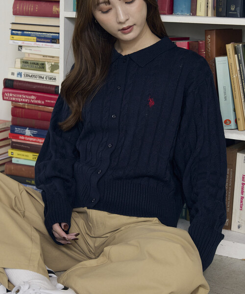U.S. POLO ASSN.(ユーエスポロアッスン)の「U.S. POLO ASSN. × PUBLUX/ユーエスポロアッスン 別注 ケーブルニット ポロ カーディガン 限定展開(カーディガン/ボレロ・レディース・グレー/チャコールグレー/ネイビー/ナチュラル・フリ-)」の19枚目の写真