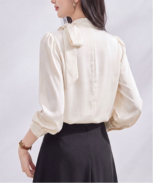 &soiree(アンドソワレ)の「サイドボウタイスタンドカラーブラウス(シャツ/ブラウス・レディース・アイボリー・X-LARGE/LARGE/SMALL/MEDIUM)」の3枚目の写真