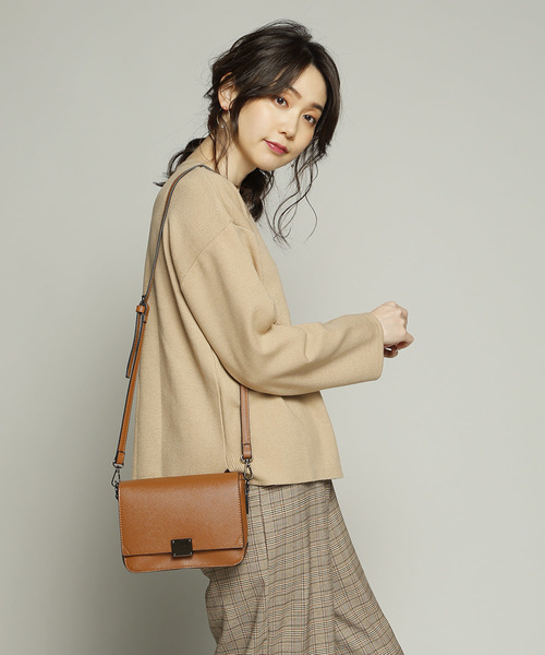 PLAIN CLOTHING（プレーンクロージング）の「フロントスクエアショルダーバッグ【PLAIN CLOTHING】（ショルダーバッグ・レディース・ライトグレー/ブラック/グレー/キャメル・FREE）」の4枚目の写真