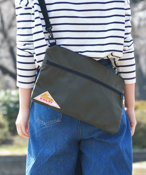 KELTY（ケルティ）の「【KELTY/ケルティ】ナイロンサコッシュ　フラットポーチL / VINTAGE FLAT POUCH L（ショルダーバッグ・メンズ・レッド/サンドベージュ/ブルー/ネイビー/ブラウン系その他/グレー/オリーブドラブ/ブラック/マスタード/タン/オリーブ/ダークグレー/ホワイト/ピンク/グリーン/パープル・FREE）」の11枚目の写真