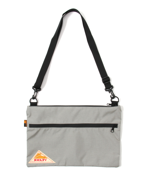 KELTY（ケルティ）の「【KELTY/ケルティ】ナイロンサコッシュ　フラットポーチL / VINTAGE FLAT POUCH L（ショルダーバッグ・メンズ・レッド/サンドベージュ/ブルー/ネイビー/ブラウン系その他/グレー/オリーブドラブ/ブラック/マスタード/タン/オリーブ/ダークグレー/ホワイト/ピンク/グリーン/パープル・FREE）」の4枚目の写真