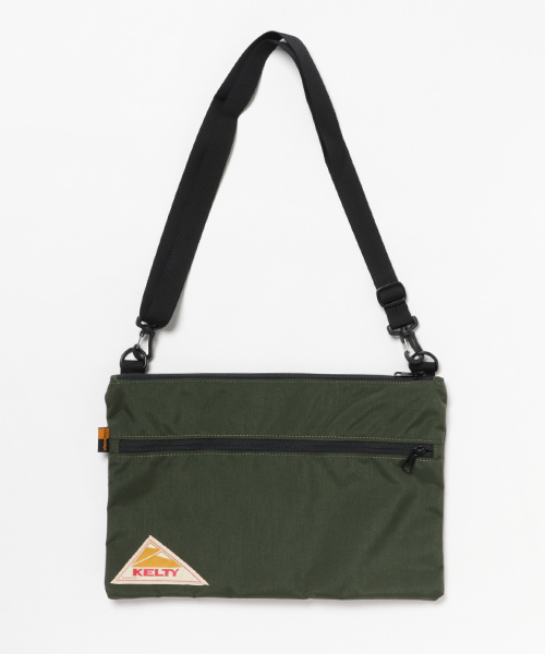 KELTY（ケルティ）の「【KELTY/ケルティ】ナイロンサコッシュ　フラットポーチL / VINTAGE FLAT POUCH L（ショルダーバッグ・メンズ・レッド/サンドベージュ/ブルー/ネイビー/ブラウン系その他/グレー/オリーブドラブ/ブラック/マスタード/タン/オリーブ/ダークグレー/ホワイト/ピンク/グリーン/パープル・FREE）」の9枚目の写真