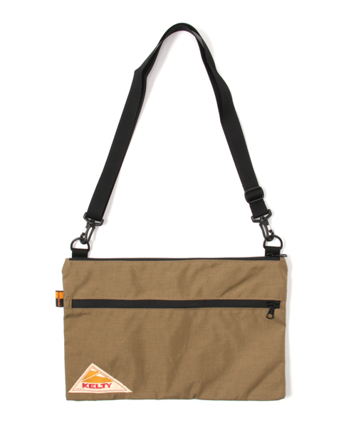 KELTY（ケルティ）の「【KELTY/ケルティ】ナイロンサコッシュ　フラットポーチL / VINTAGE FLAT POUCH L（ショルダーバッグ・メンズ・レッド/サンドベージュ/ブルー/ネイビー/ブラウン系その他/グレー/オリーブドラブ/ブラック/マスタード/タン/オリーブ/ダークグレー/ホワイト/ピンク/グリーン/パープル・FREE）」の8枚目の写真