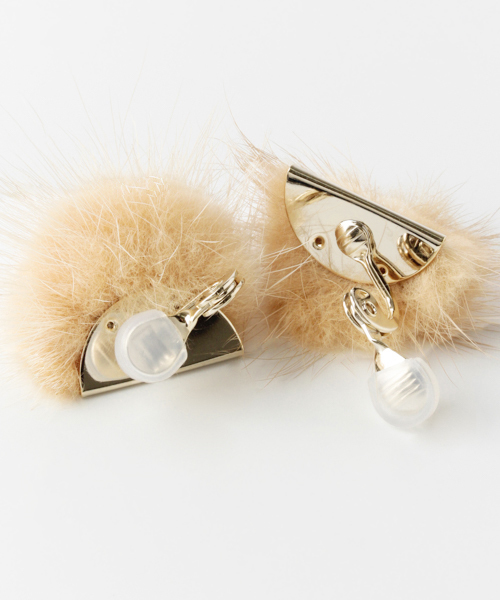 URBAN RESEARCH Sonny Label（アーバンリサーチサニーレーベル）の「dix　METAL FUR EARRING∴（イヤリング・レディース・ベージュ/グレー・ONE）」の4枚目の写真