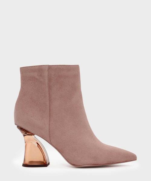 CHARLES & KEITH(チャールズ & キース)の「スカルプチャルルーサイトヒールブーツ / SCULPTURAL LUCITE HEEL BOOTS(ブーツ・レディース・ブラック/グレー/アイボリー・22.5cm/23cm/23.5cm/24.5cm/25cm/25.5cm)」の1枚目の写真