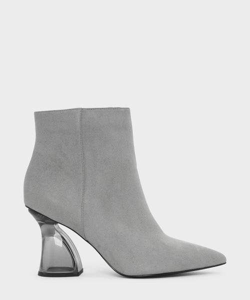 CHARLES & KEITH(チャールズ & キース)の「スカルプチャルルーサイトヒールブーツ / SCULPTURAL LUCITE HEEL BOOTS(ブーツ・レディース・ブラック/グレー/アイボリー・22.5cm/23cm/23.5cm/24.5cm/25cm/25.5cm)」の3枚目の写真