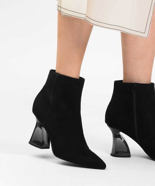 CHARLES & KEITH(チャールズ & キース)の「スカルプチャルルーサイトヒールブーツ / SCULPTURAL LUCITE HEEL BOOTS(ブーツ・レディース・ブラック/グレー/アイボリー・22.5cm/23cm/23.5cm/24.5cm/25cm/25.5cm)」の15枚目の写真