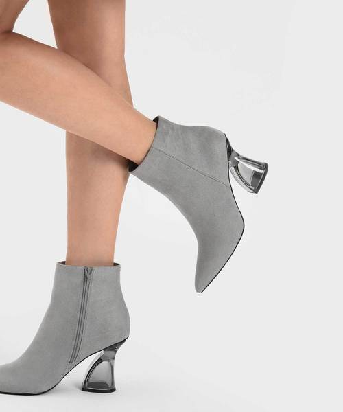 CHARLES & KEITH(チャールズ & キース)の「スカルプチャルルーサイトヒールブーツ / SCULPTURAL LUCITE HEEL BOOTS(ブーツ・レディース・ブラック/グレー/アイボリー・22.5cm/23cm/23.5cm/24.5cm/25cm/25.5cm)」の6枚目の写真
