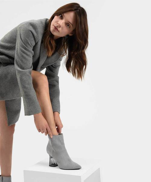 CHARLES & KEITH(チャールズ & キース)の「スカルプチャルルーサイトヒールブーツ / SCULPTURAL LUCITE HEEL BOOTS(ブーツ・レディース・ブラック/グレー/アイボリー・22.5cm/23cm/23.5cm/24.5cm/25cm/25.5cm)」の11枚目の写真