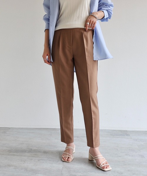 andme（アンドミー）の「きれいめツイル美脚タックテーパードパンツ（スラックス・レディース・チャコールグレー/ブラック/ネイビー/オフホワイト/マスタード/ベージュ系その他/グリーン系その他/バイオレット/ピンク系その他/オレンジ系その他/ダークカーキ/フューシャピンク/モカ/ラベンダー/ベージュ系その他2/ライトカーキ/テラコッタ/ブルー/ベージュ系その他3/ピンク/ブルー系その他/グレイッシュベージュ・M/S/L/XL/XXL）」の4枚目の写真