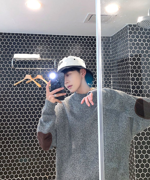 neos(ネオス)の「【neos -addictive design-】オーバーサイズ モックネック エルボーパッチ ニット(ニット/セーター・メンズ・ブラック/ベージュ/ネイビー/グレー/ブラウン・MEDIUM/LARGE/X-LARGE/XX-LARGE)」の22枚目の写真