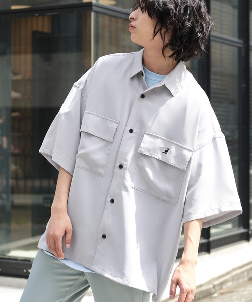 KANGOL（カンゴール）の「MONO-MART×KANGOL リラックスレギュラー クレリックカラー オーバーサイズ ドレープ 1/2 sleeve CPOシャツ（シャツ/ブラウス・メンズ・ベージュ系その他/ブラック/オレンジ系その他/ライトグレー/グリーン系その他/ベージュ/ネイビー/グレー系その他/ベージュ系その他2/ブラック系その他/ライトブルー/ベージュ系その他3/グレー系その他2/グレイッシュベージュ/ライラック・L/M）」の4枚目の写真