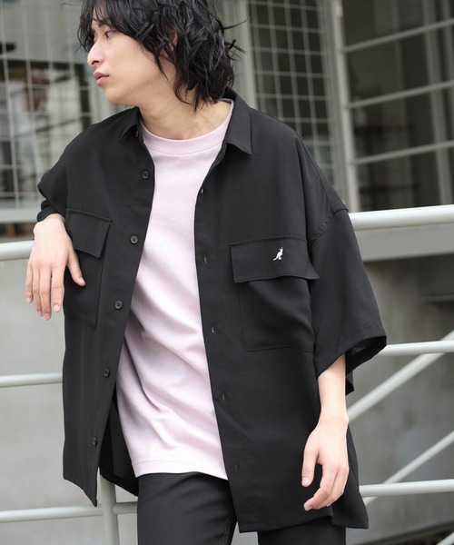 KANGOL（カンゴール）の「MONO-MART×KANGOL リラックスレギュラー クレリックカラー オーバーサイズ ドレープ 1/2 sleeve CPOシャツ（シャツ/ブラウス・メンズ・ベージュ系その他/ブラック/オレンジ系その他/ライトグレー/グリーン系その他/ベージュ/ネイビー/グレー系その他/ベージュ系その他2/ブラック系その他/ライトブルー/ベージュ系その他3/グレー系その他2/グレイッシュベージュ/ライラック・L/M）」の2枚目の写真