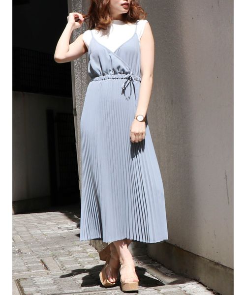 dazzlin（ダズリン）の「プリーツラインディティールワンピース【キャミワンピース】（ワンピース・レディース・ベージュ/カーキ/その他1/ブルー・SMALL/MEDIUM）」の3枚目の写真